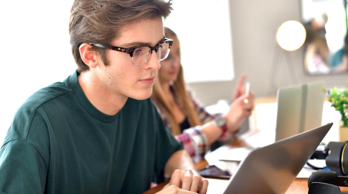 Student lucrând pe platforma educațională Soraliventix